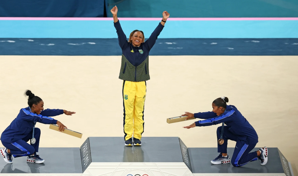 Simone Biles Caída del Trono: Rebeca Andrade Brilla con Oro Olímpico en el Piso